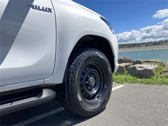 2017 Toyota Hilux SR 2.8TD D/C 6AT, NZ NEW, REVERSING CAMERA, 17-INCH RIMS