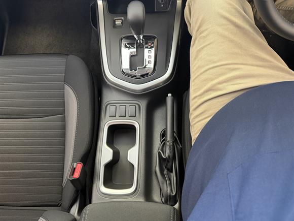 New Nissan Navara ST