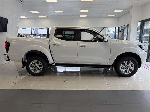 New Nissan Navara ST