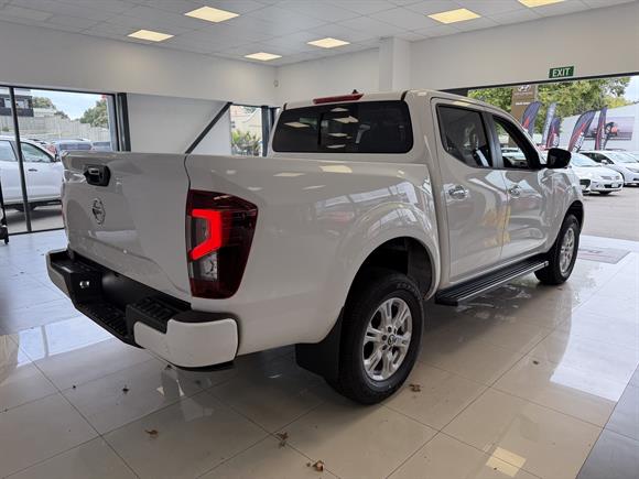 New Nissan Navara ST