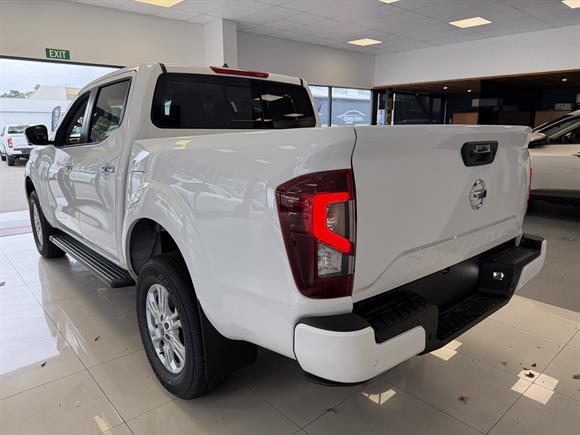 New Nissan Navara ST