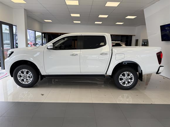 New Nissan Navara ST