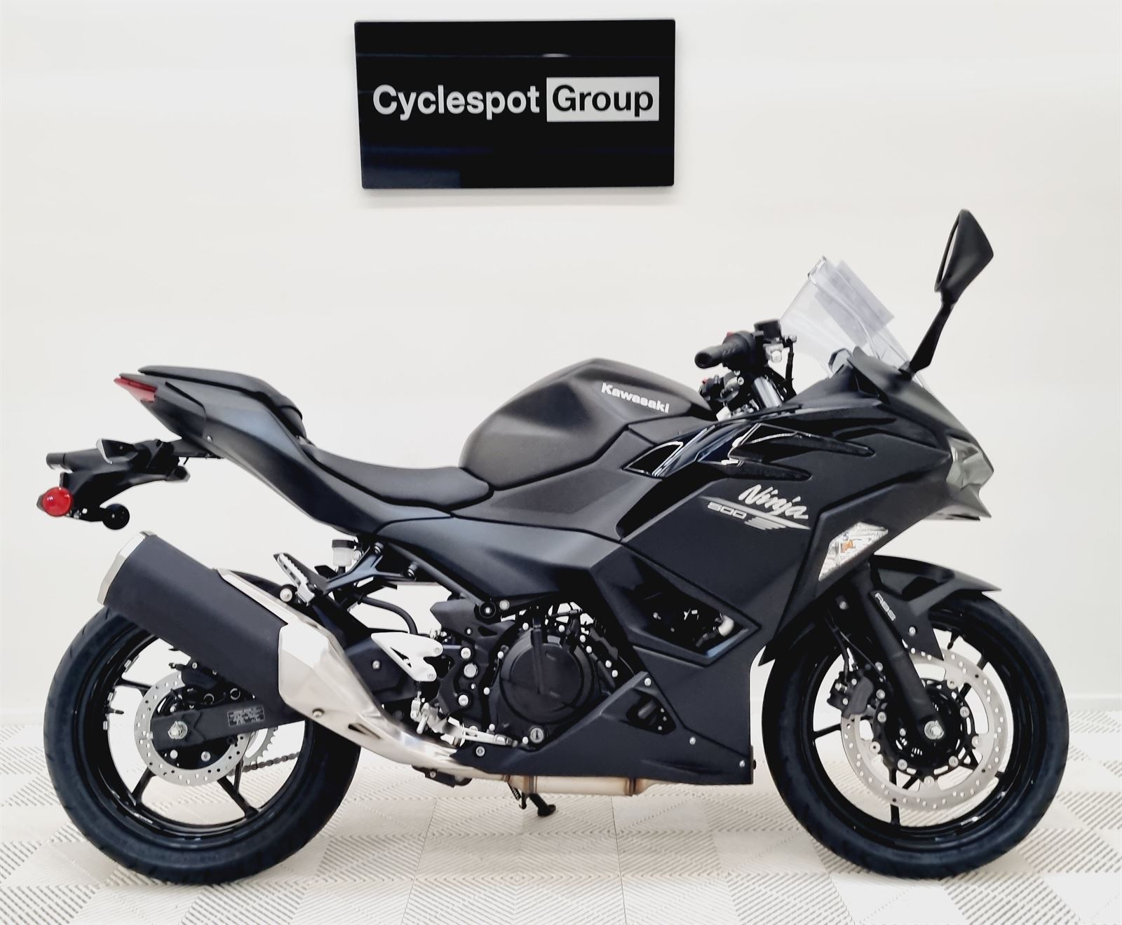 Kawasaki EX500 Ninja 500 SE Pearl Robotic White 2026 - Cyclespot