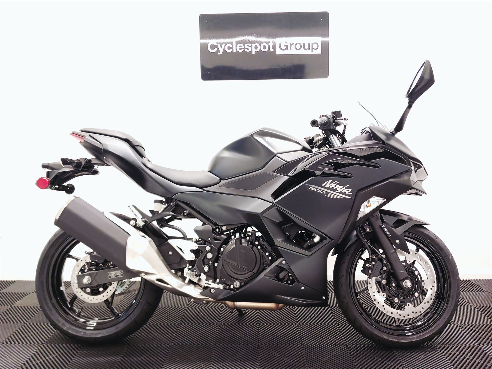 Kawasaki EX500 Ninja 500 Metallic Flat Spark Black 2026