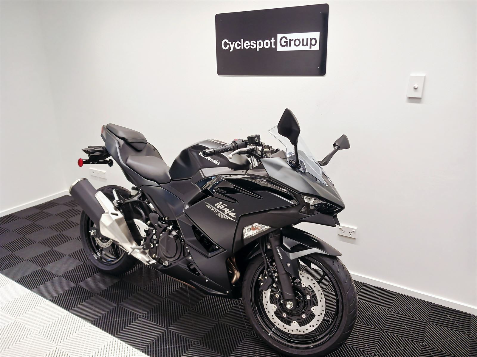 Kawasaki EX500 Ninja 500 Metallic Flat Spark Black 2026