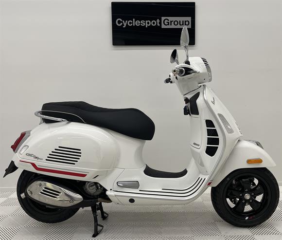 Vespa GTS 300 - SAVE $1000 - SUPER SPORT 2022