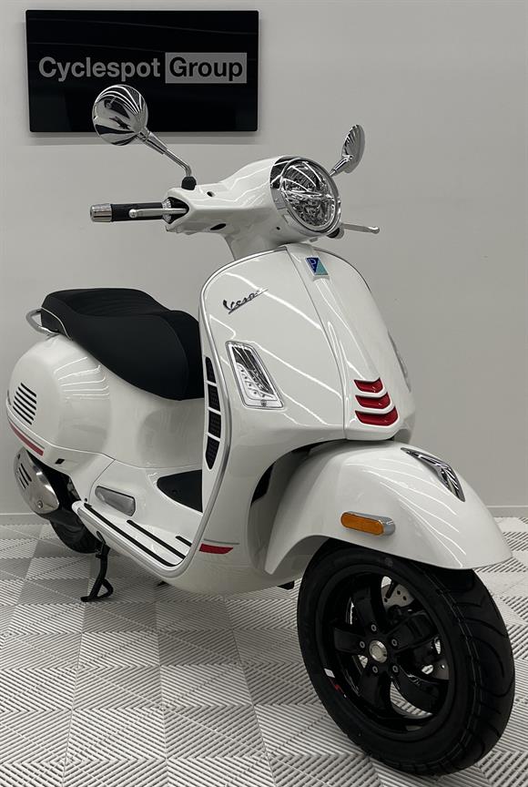 New Vespa GTS 300 - SAVE $1000 - SUPER SPORT