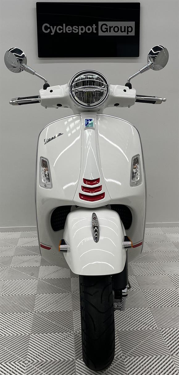 New Vespa GTS 300 - SAVE $1000 - SUPER SPORT