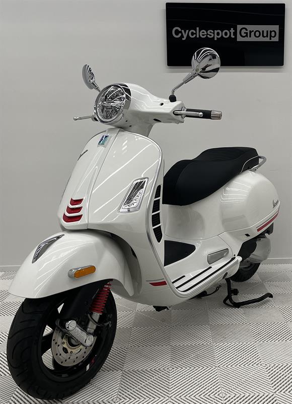 New Vespa GTS 300 - SAVE $1000 - SUPER SPORT