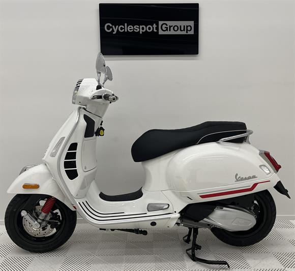 New Vespa GTS 300 - SAVE $1000 - SUPER SPORT