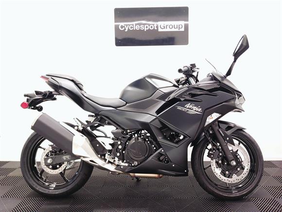 Kawasaki EX500 Ninja 500 Metallic Flat Spark Black 2026