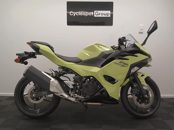 Kawasaki EX500 Ninja 500 Metallic Metallic Yellow Green 2026