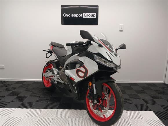 New Aprilia RS457 OPALESCENT WHITE / FREE QUICKSHIFTER