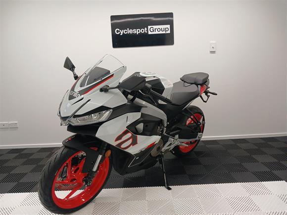 New Aprilia RS457 OPALESCENT WHITE / FREE QUICKSHIFTER