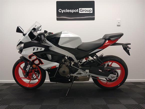New Aprilia RS457 OPALESCENT WHITE / FREE QUICKSHIFTER