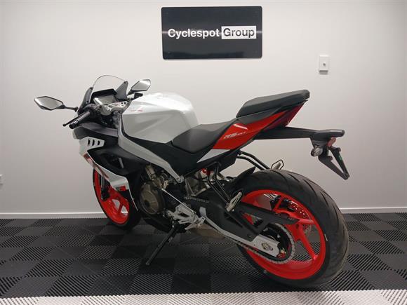 New Aprilia RS457 OPALESCENT WHITE / FREE QUICKSHIFTER