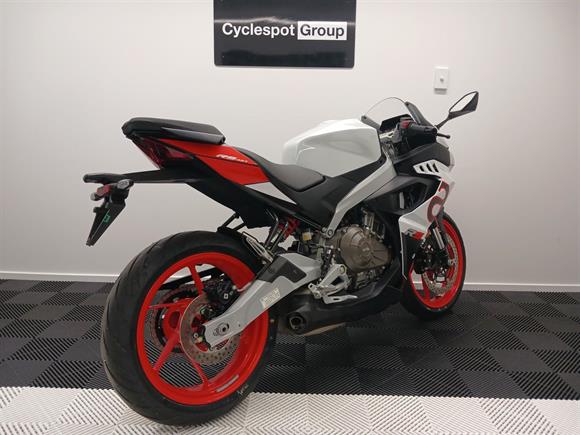 New Aprilia RS457 OPALESCENT WHITE / FREE QUICKSHIFTER