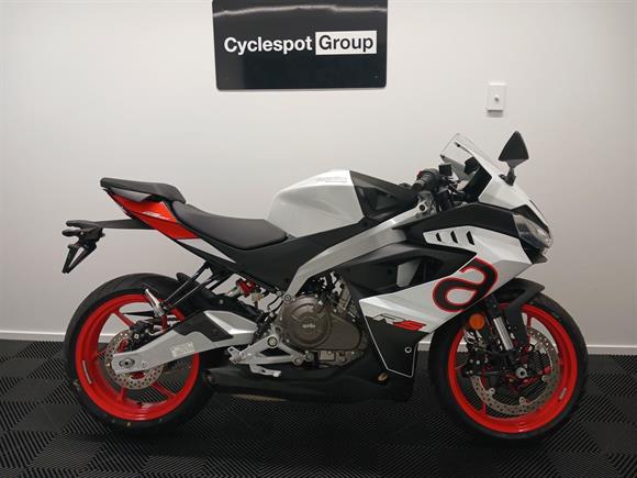 Aprilia RS457 OPALESCENT WHITE / FREE QUICKSHIFTER 2025