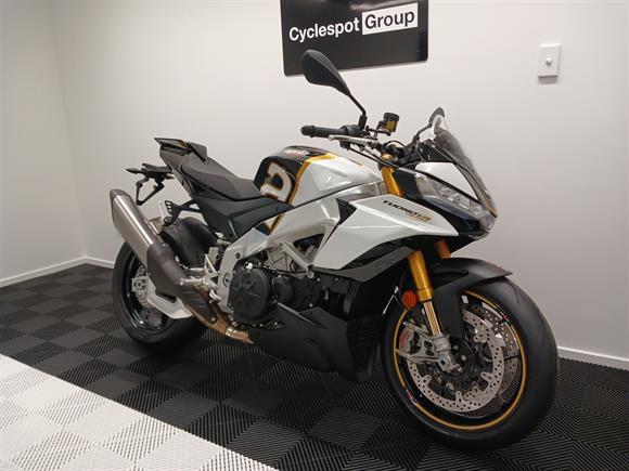 New Aprilia Tuono V4 Factory + Akrapovic Slip-on