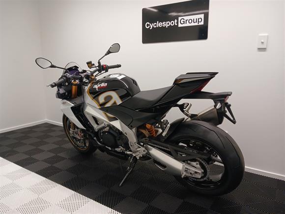 New Aprilia Tuono V4 Factory + Akrapovic Slip-on
