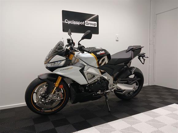 New Aprilia Tuono V4 Factory + Akrapovic Slip-on