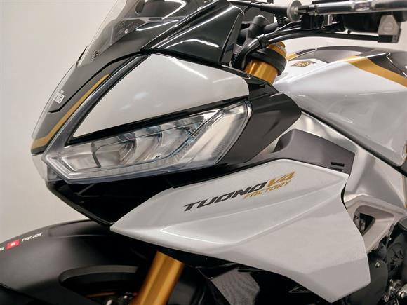 New Aprilia Tuono V4 Factory + Akrapovic Slip-on