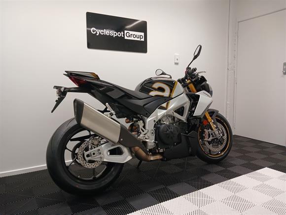 New Aprilia Tuono V4 Factory + Akrapovic Slip-on