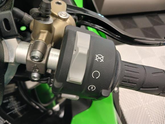 New Kawasaki ZX10R SAVE $6900 + AKRAPOVIC SLIP ON