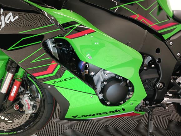 New Kawasaki ZX10R SAVE $6900 + AKRAPOVIC SLIP ON