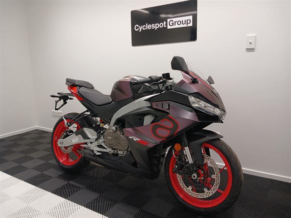 New Aprilia RS457 PRISMATIC BLACK - free quickshifter