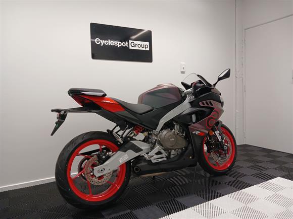 New Aprilia RS457 PRISMATIC BLACK - free quickshifter