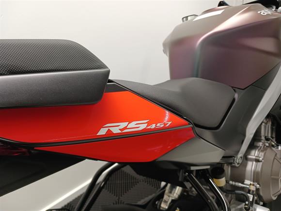 New Aprilia RS457 PRISMATIC BLACK - free quickshifter