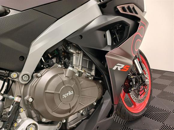New Aprilia RS457 PRISMATIC BLACK - free quickshifter