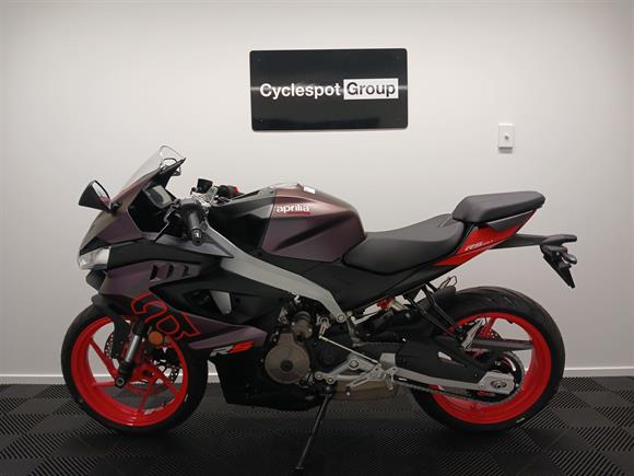 New Aprilia RS457 PRISMATIC BLACK - free quickshifter