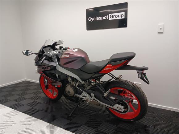 New Aprilia RS457 PRISMATIC BLACK - free quickshifter