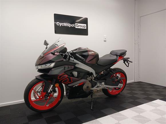 New Aprilia RS457 PRISMATIC BLACK - free quickshifter