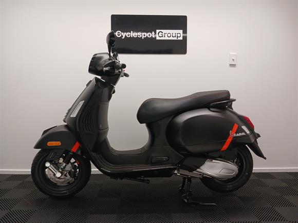 New Vespa GTS 300 SUPER SAVE $1000