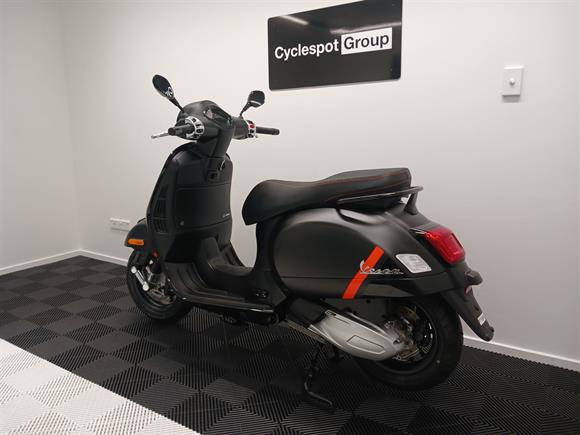 New Vespa GTS 300 SUPER SAVE $1000