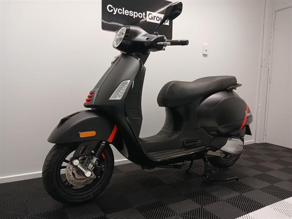 New Vespa GTS 300 SUPER SAVE $1000