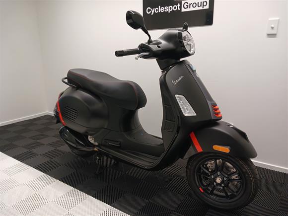 New Vespa GTS 300 SUPER SAVE $1000