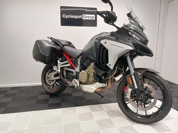 2022 Ducati Multistrada V4S with Travel/ Radar & Sports Pack