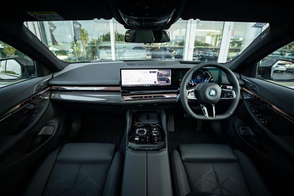 2026 BMW 5 series 550e Sedan