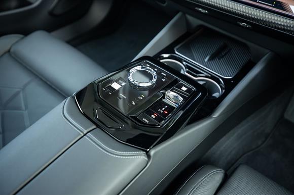 2026 BMW 5 series 550e Sedan