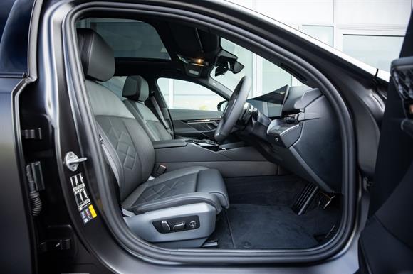 2026 BMW 5 series 550e Sedan