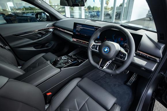 2026 BMW 5 series 550e Sedan