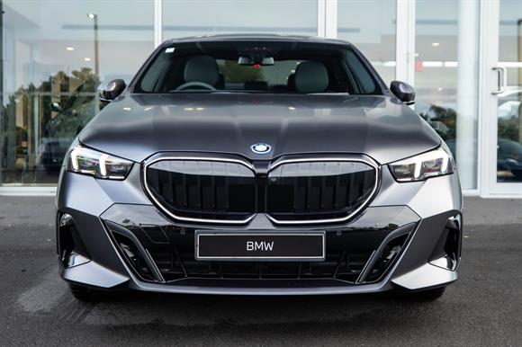 2026 BMW 5 series 550e Sedan