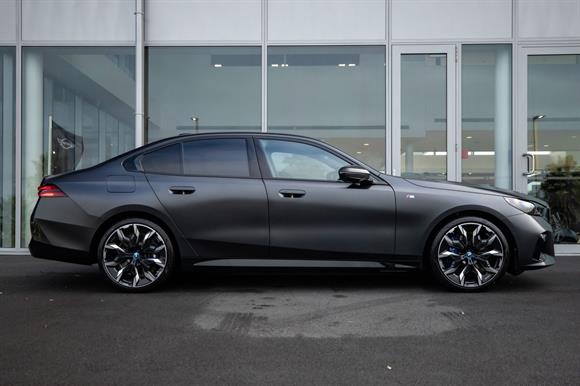 2026 BMW 5 series 550e Sedan