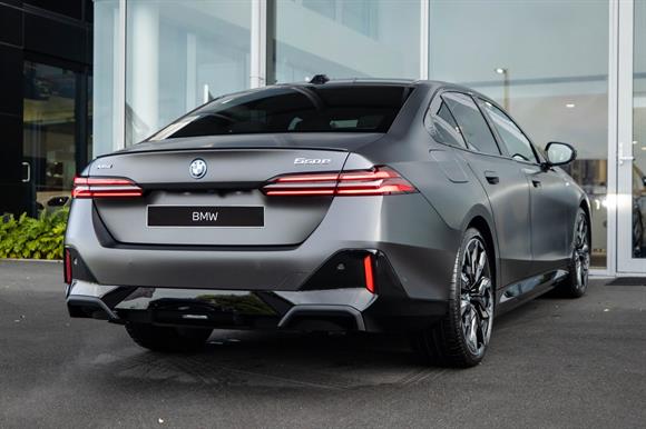 2026 BMW 5 series 550e Sedan