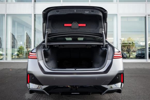 2026 BMW 5 series 550e Sedan