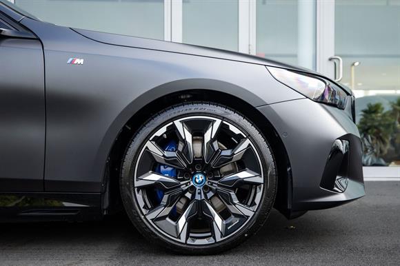 2026 BMW 5 series 550e Sedan